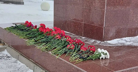 Сотрудники Департамента строительства и ЖКХ Чукотки почтили память героев Победы